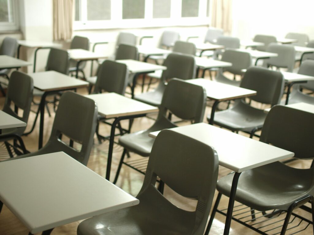 Public school enrollment in the country’s largest cities is declining despite an increase in school spending during the same period, according to a report by the Manhattan Institute.
The report, published on Thursday, indicated that between 2013 and 2022, nationwide public school enrollment fell from 49.9 million to 48.8 million students, a 2% decrease, reaching one of the lowest points in decades. Senior Fellow Daniel DiSalvo and Economic Policy Analyst Reade Ben note that despite this decline, school districts have not adjusted their budgets accordingly.